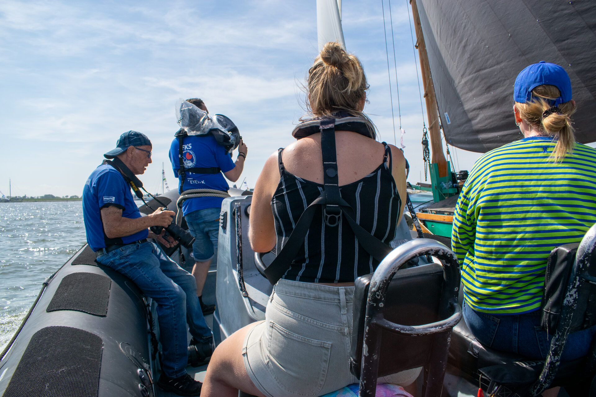 De rib-crew tussen de skûtsjes, midden in de wedstrijd