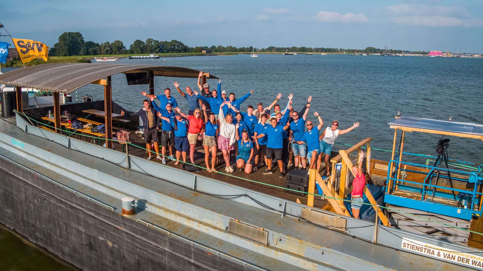 Het voltallige IFKS TV-team op het uitzendschip op dag 1