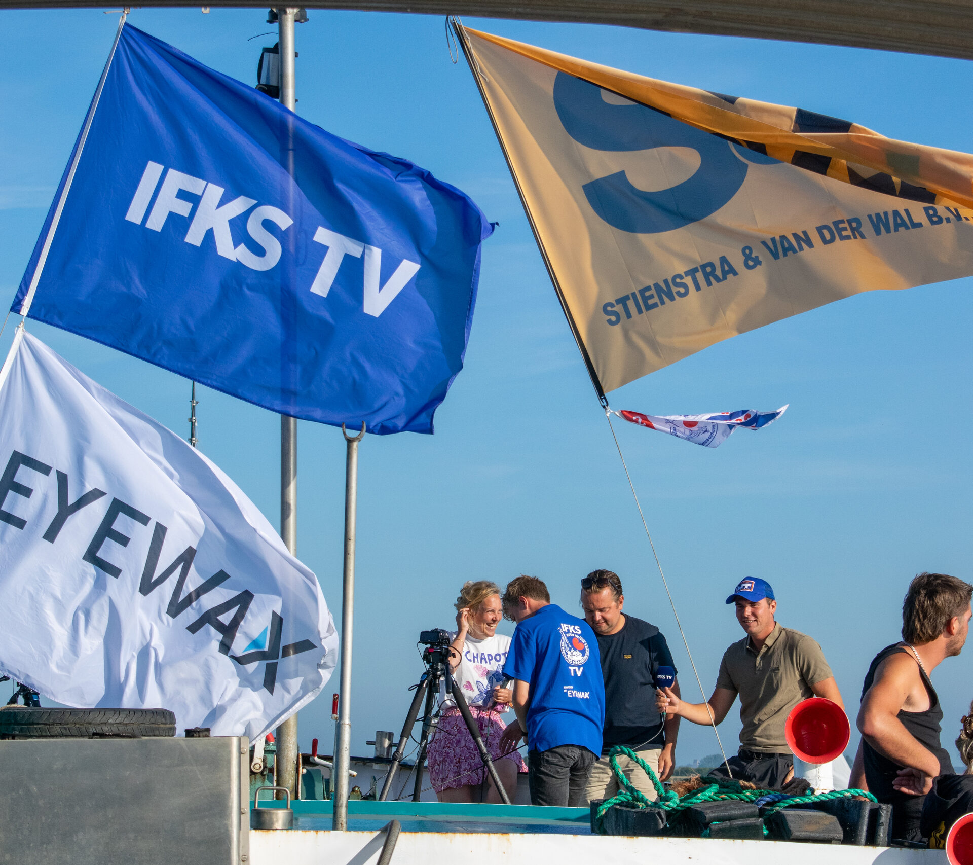 De vlaggen van IFKS TV, Eyewax en de sponsoren op het uitzendschip