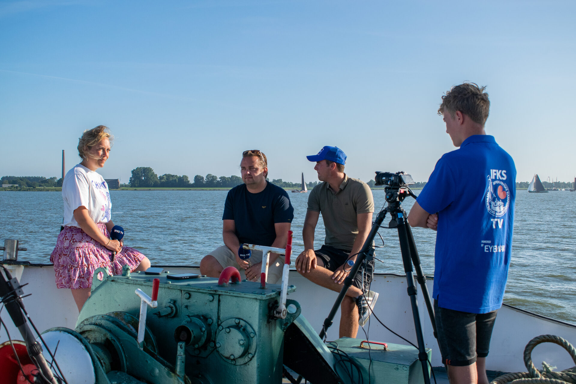 Interview met een schipper op het dek van het uitzendschip