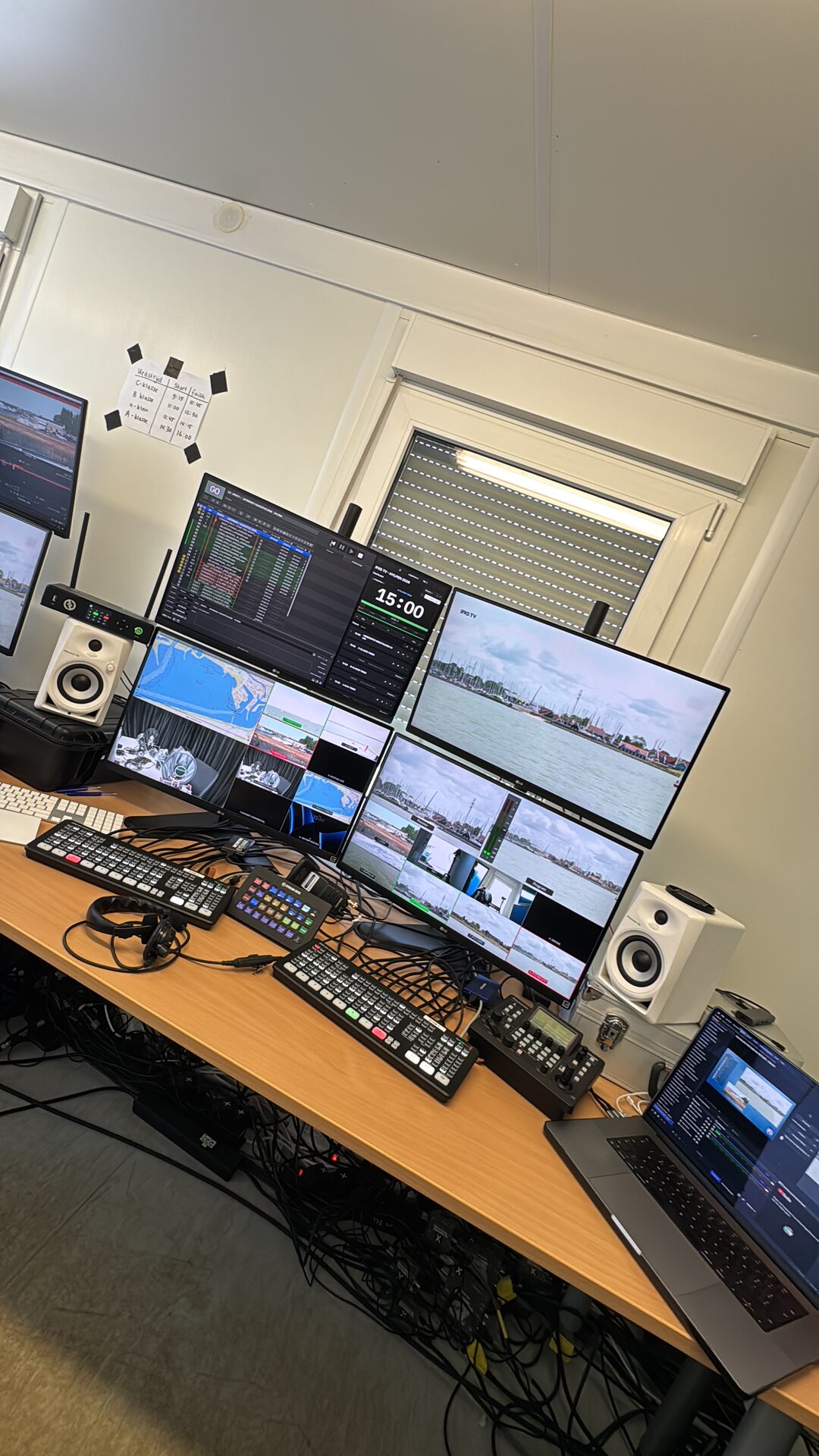 De regiecontainer aan boord: alle camerabeelden op één wand