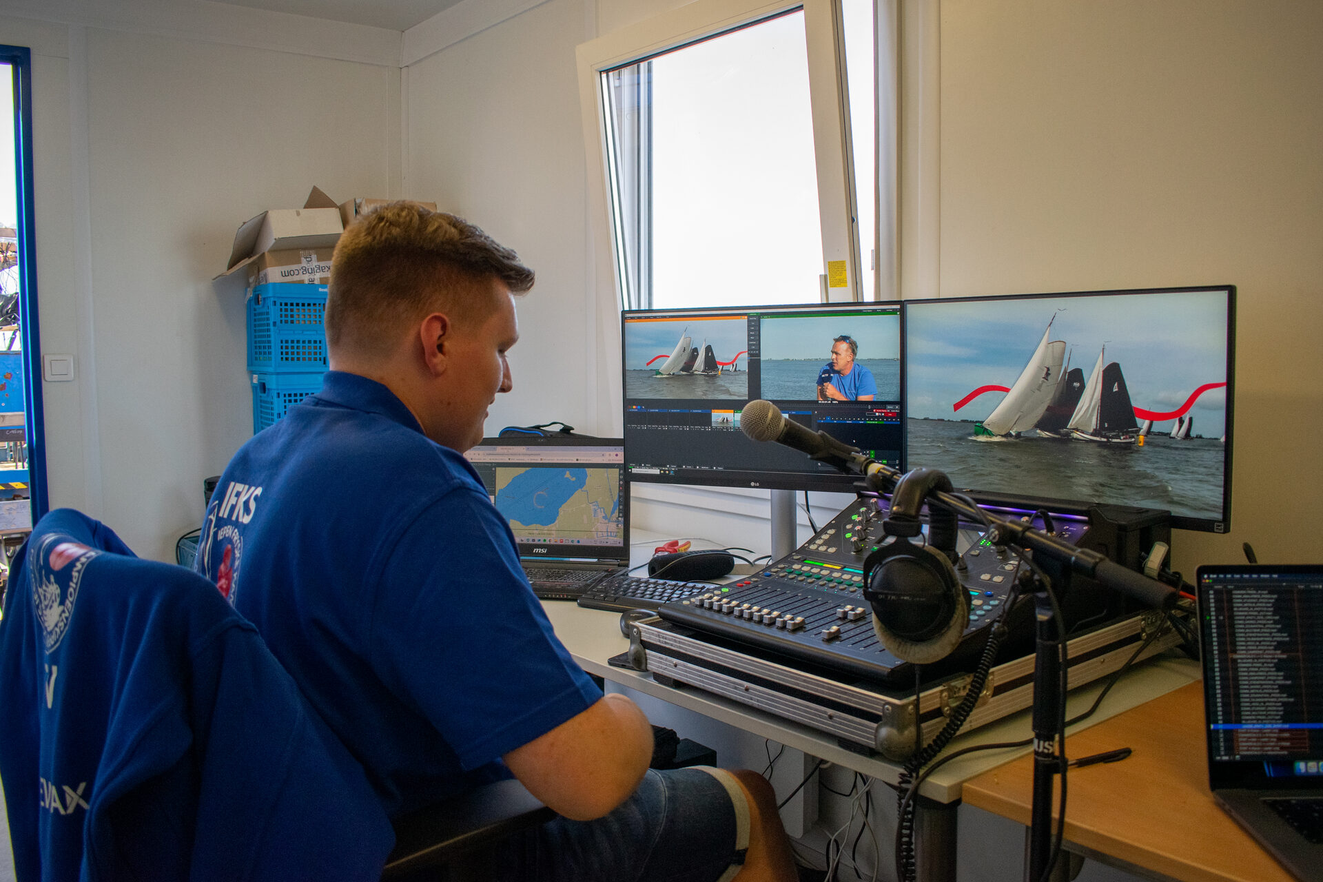 De regie aan boord van het uitzendschip, met monitoren voor elke camera