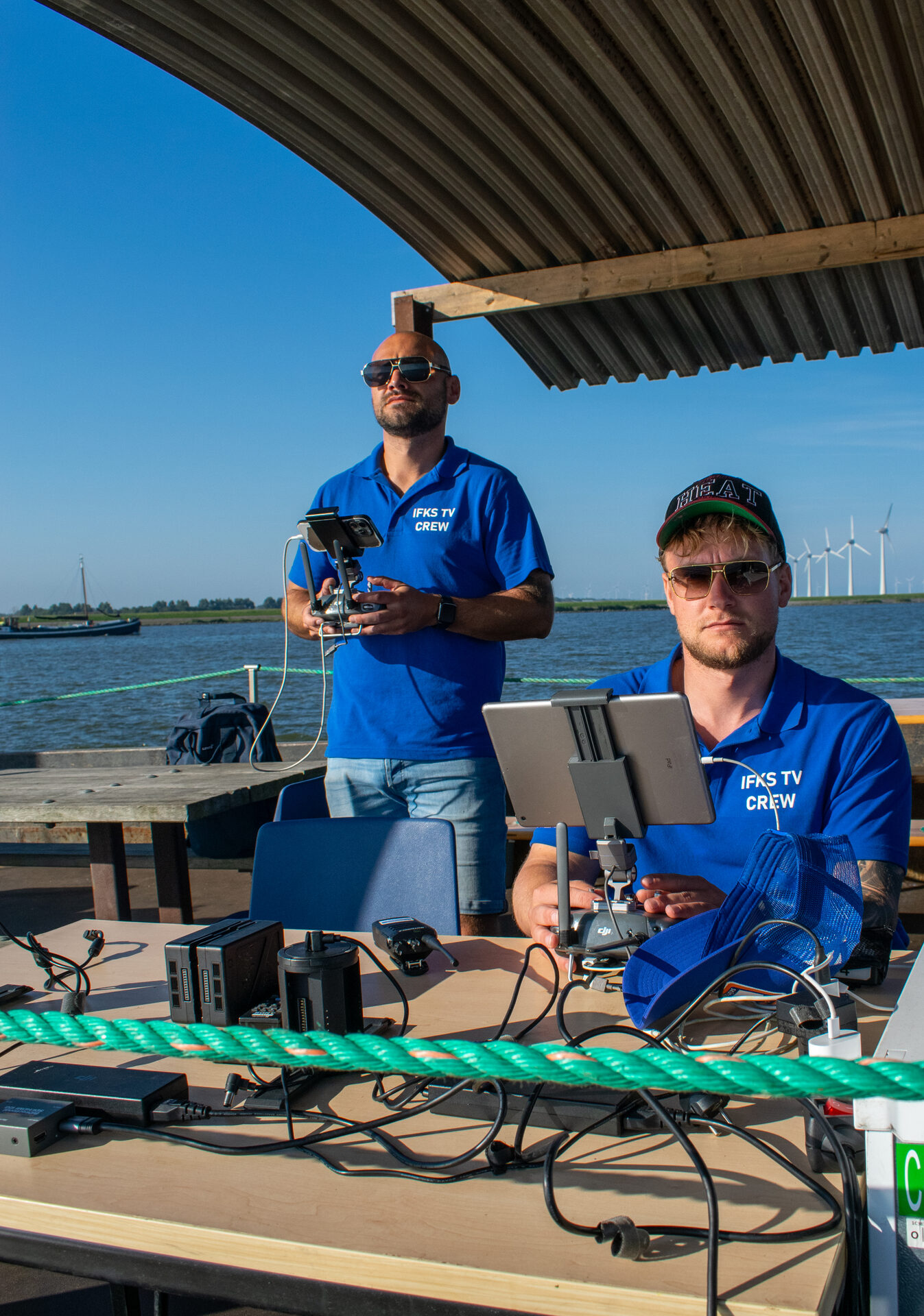 Crewlid aan de monitoren op het dek tijdens de uitzending