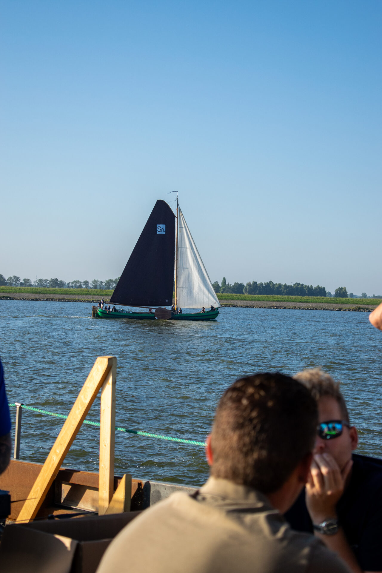 Een skûtsje onder vol zeil op de Friese meren
