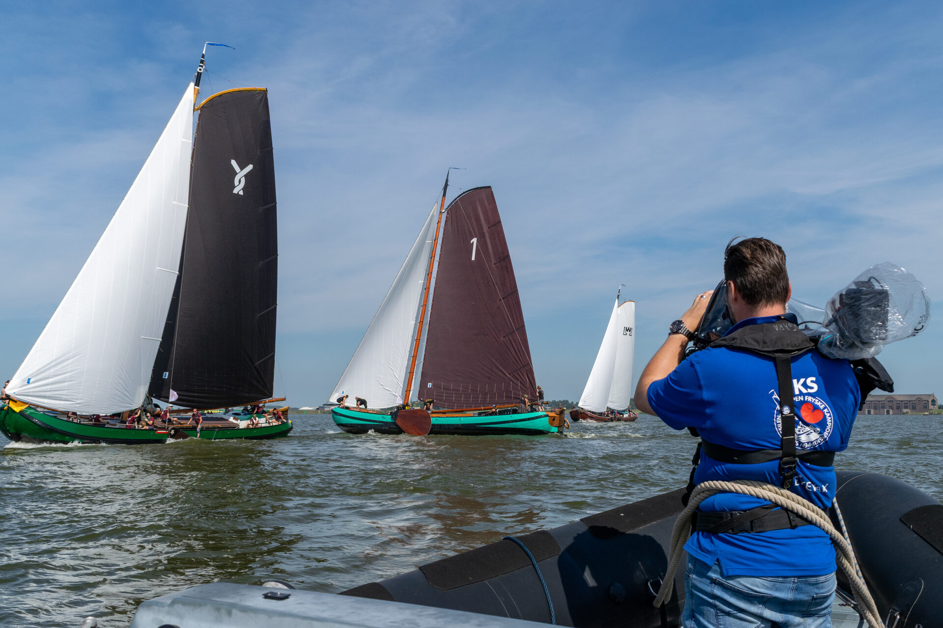 Skûtsjes in volle strijd op het water, gefilmd vanaf de rib
