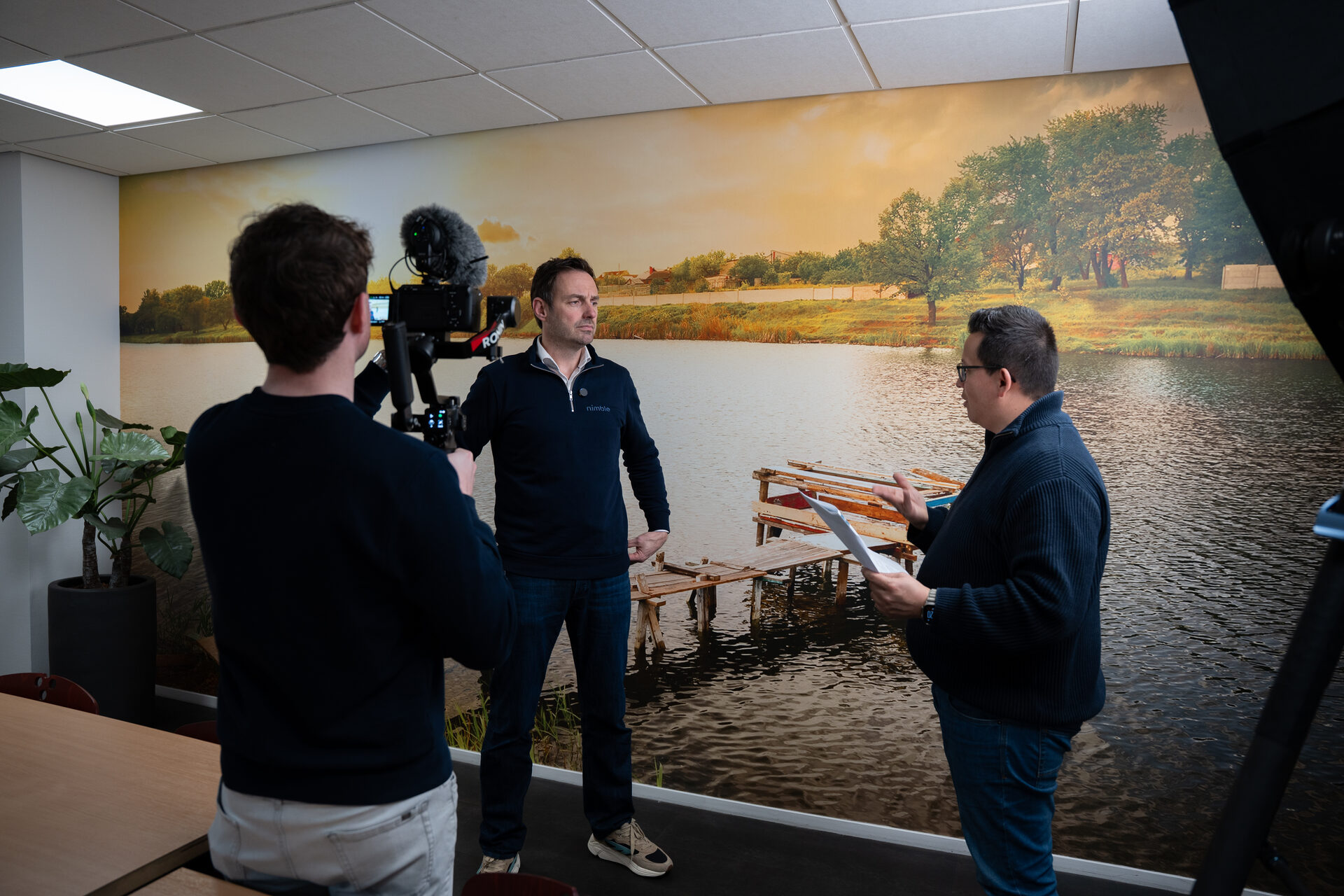 Ons team met de camera op locatie bij Snijtech