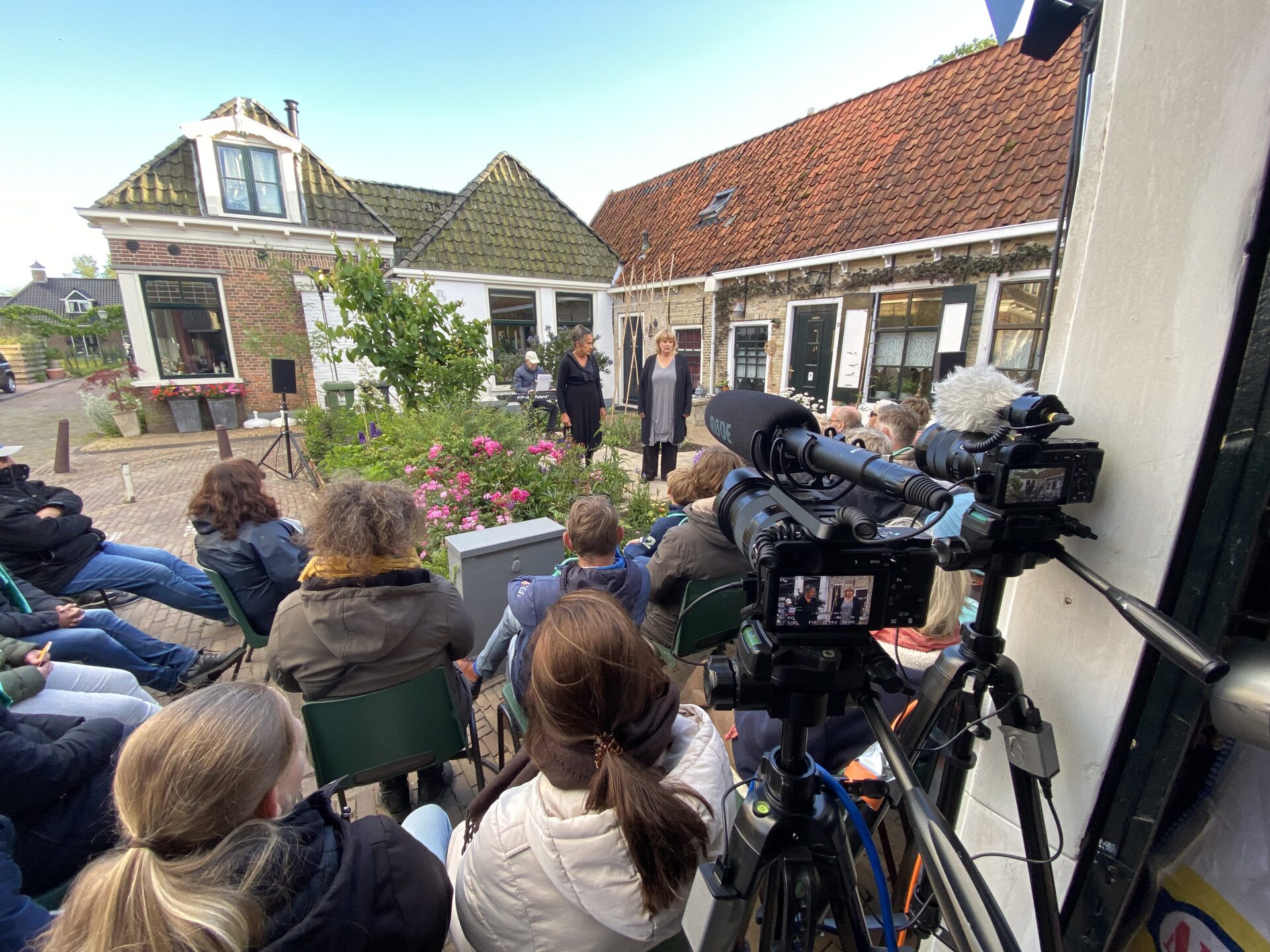 Opname van een openluchtvoorstelling met publiek